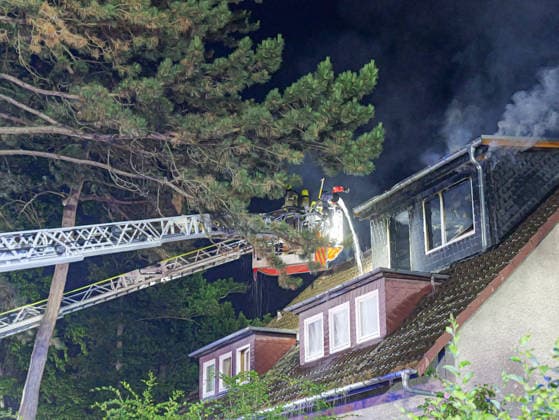 Wohnungsbrand im Bünteweg in Hannover Wohnung steht im Vollbrand. Zwei Drehleitern versuchen das Übergreifen aufs Dach zu verhindern. *** Apartment Fire on Bünteweg in Hanover Copyright: xBerndxGüntherx