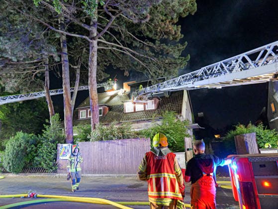 Wohnungsbrand im Bünteweg in Hannover Wohnung steht im Vollbrand. Zwei Drehleitern versuchen das Übergreifen aufs Dach zu verhindern. *** Apartment Fire on Bünteweg in Hanover Copyright: xBerndxGüntherx