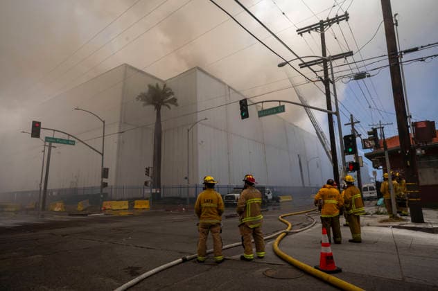 June 20, 2026, Los Angeles, California, USA: Fire crews work a warehouse fire in the Boyle Heights section of Los Angeles on Saturday , June 20, 2026. Mayor Los Angeles Mayor Karen Bass today issued a declaration of local emergency to mobilize additional resources for the city in the days ahead to address a large fire at a cold storage facility in Boyle Heights. Los Angeles USA - ZUMAc68_ 20260620_zaf_c68_004 Copyright: xRingoxChiux