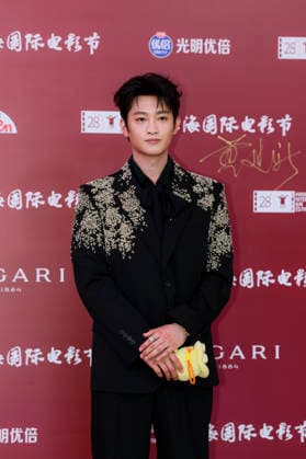 SHANGHAI, CHINA - JUNE 20: Actor Shi Pengyuan arrives at the red carpet of the closing ceremony for the 28th Shanghai International Film Festival on June 20, 2026 in Shanghai, China.  Copyright: xVCGx 111649386721