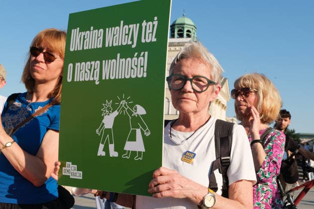 June 20, 2026, Warsaw, Masovian Voivodeship, Poland: A protester holds up a placard that reads Ukraine fights also for our future! during a demonstration on Warsaw s Castle Square for World Refugee Day. Organized under the slogan open republic, the rally was held in protest against growing xenophobia towards migrants and refugees in Poland, as well as the increasing use of anti-migrant rhetoric by Polish conservatives and far-right politicians. Warsaw Poland - ZUMAk204 20260620_zip_k204_038 Copyright: xRomanxKozielx