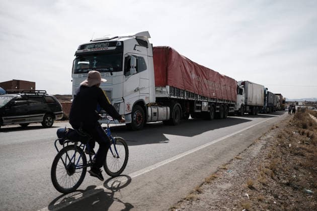 Bolivian president declares state of emergency amid blockade crisis EL ALTO, BOLIVIA - JUNE 20: A long line of trucks begins to move forward after being stranded for several days on the highway that was cleared by police and military after Bolivian President Rodrigo Paz declared a state of emergency following 50 days of blockades, in El Alto, Bolivia, on June 20, 2026. Jorge Mateo Romay Salinas Anadolu La Paz Bolivia. Editorial use only. Please get in touch for any other usage.  Copyright: x2026xAnadoluxJorgexMateoxRomayxSalinasx
