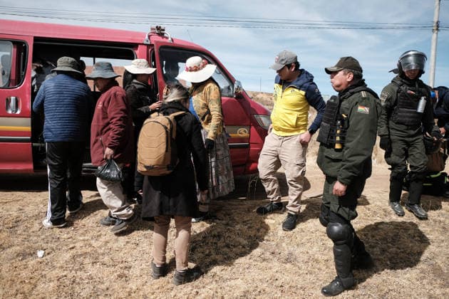 Bolivian president declares state of emergency amid blockade crisis EL ALTO, BOLIVIA - JUNE 20: Police check people traveling on one of the roads that were reopened after Bolivian President Rodrigo Paz declared a state of emergency following 50 days of blockades, in El Alto, Bolivia, on June 20, 2026. Jorge Mateo Romay Salinas Anadolu La Paz Bolivia. Editorial use only. Please get in touch for any other usage.  Copyright: x2026xAnadoluxJorgexMateoxRomayxSalinasx
