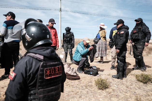 Bolivian president declares state of emergency amid blockade crisis EL ALTO, BOLIVIA - JUNE 20: Police check people traveling along one of the roads that were reopened after Bolivian President Rodrigo Paz declared a state of emergency following 50 days of blockades, in El Alto, Bolivia, on June 20, 2026. Jorge Mateo Romay Salinas Anadolu La Paz Bolivia. Editorial use only. Please get in touch for any other usage.  Copyright: x2026xAnadoluxJorgexMateoxRomayxSalinasx