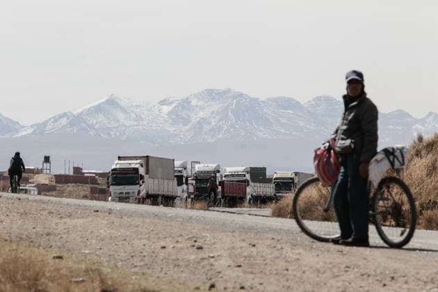 Bolivian president declares state of emergency amid blockade crisis EL ALTO, BOLIVIA - JUNE 20: A long line of trucks begins to move forward after being stranded for several days on the highway that was cleared by police and military after Bolivian President Rodrigo Paz declared a state of emergency following 50 days of blockades, in El Alto, Bolivia, on June 20, 2026. Jorge Mateo Romay Salinas Anadolu La Paz Bolivia. Editorial use only. Please get in touch for any other usage.  Copyright: x2026xAnadoluxJorgexMateoxRomayxSalinasx