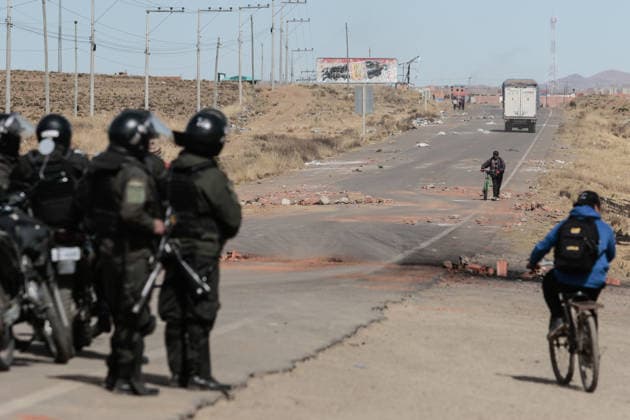 Bolivian president declares state of emergency amid blockade crisis EL ALTO, BOLIVIA - JUNE 20: Police control one of the main highways that was unblocked after Bolivian President Rodrigo Paz declared a state of emergency following 50 days of blockades, in El Alto, Bolivia, on June 20, 2026. Jorge Mateo Romay Salinas Anadolu La Paz Bolivia. Editorial use only. Please get in touch for any other usage.  Copyright: x2026xAnadoluxJorgexMateoxRomayxSalinasx