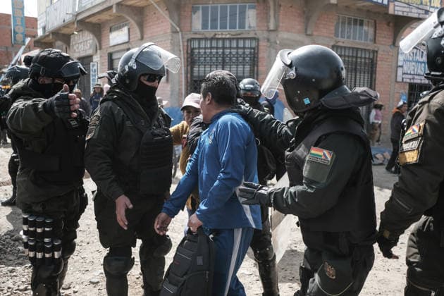Bolivian president declares state of emergency amid blockade crisis EL ALTO, BOLIVIA - JUNE 20: Police intervene in clashes between protesters and residents after Bolivian President Rodrigo Paz declared a state of emergency following 50 days of blockades, in El Alto, Bolivia, on June 20, 2026. Jorge Mateo Romay Salinas Anadolu La Paz Bolivia. Editorial use only. Please get in touch for any other usage.  Copyright: x2026xAnadoluxJorgexMateoxRomayxSalinasx
