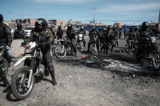 Bolivian president declares state of emergency amid blockade crisis EL ALTO, BOLIVIA - JUNE 20: Police control one of the main highways that was unblocked after Bolivian President Rodrigo Paz declared a state of emergency following 50 days of blockades, in El Alto, Bolivia, on June 20, 2026. Jorge Mateo Romay Salinas Anadolu La Paz Bolivia. Editorial use only. Please get in touch for any other usage.  Copyright: x2026xAnadoluxJorgexMateoxRomayxSalinasx