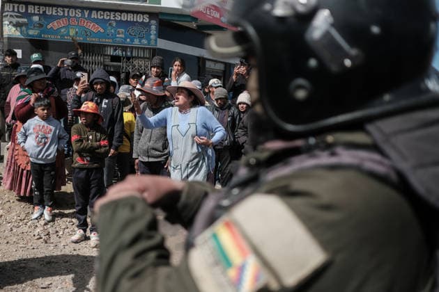Bolivian president declares state of emergency amid blockade crisis EL ALTO, BOLIVIA - JUNE 20: A woman protest against blockaders in a militarized control zone after Bolivian President Rodrigo Paz declared a state of emergency following 50 days of blockades, in El Alto, Bolivia, on June 20, 2026. Jorge Mateo Romay Salinas Anadolu La Paz Bolivia. Editorial use only. Please get in touch for any other usage.  Copyright: x2026xAnadoluxJorgexMateoxRomayxSalinasx