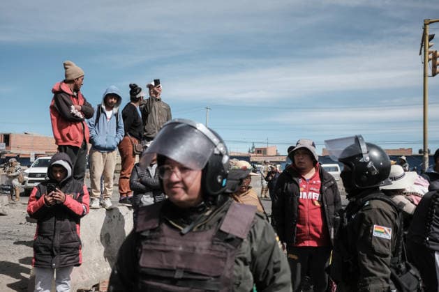 Bolivian president declares state of emergency amid blockade crisis EL ALTO, BOLIVIA - JUNE 20: People observe in one of the areas controlled by the police and military after Bolivian President Rodrigo Paz declared a state of emergency following 50 days of blockades, in El Alto, Bolivia, on June 20, 2026. Jorge Mateo Romay Salinas Anadolu La Paz Bolivia. Editorial use only. Please get in touch for any other usage.  Copyright: x2026xAnadoluxJorgexMateoxRomayxSalinasx