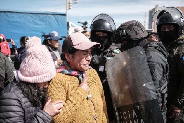 Bolivian president declares state of emergency amid blockade crisis EL ALTO, BOLIVIA - JUNE 20: Two people walk through a militarized checkpoint after Bolivian President Rodrigo Paz declared a state of emergency following 50 days of blockades, in El Alto, Bolivia, on June 20, 2026. Jorge Mateo Romay Salinas Anadolu La Paz Bolivia. Editorial use only. Please get in touch for any other usage.  Copyright: x2026xAnadoluxJorgexMateoxRomayxSalinasx