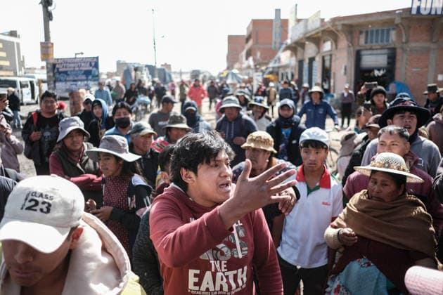 Bolivian president declares state of emergency amid blockade crisis EL ALTO, BOLIVIA - JUNE 20: People protest against blockaders in a militarized control zone after Bolivian President Rodrigo Paz declared a state of emergency following 50 days of blockades, in El Alto, Bolivia, on June 20, 2026. Jorge Mateo Romay Salinas Anadolu La Paz Bolivia. Editorial use only. Please get in touch for any other usage.  Copyright: x2026xAnadoluxJorgexMateoxRomayxSalinasx