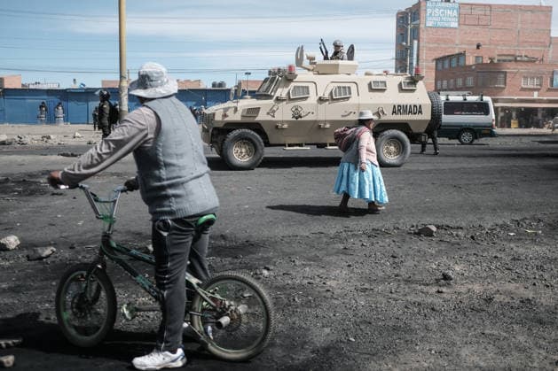 Bolivian president declares state of emergency amid blockade crisis EL ALTO, BOLIVIA - JUNE 20: Two people walk through a militarized checkpoint after Bolivian President Rodrigo Paz declared a state of emergency following 50 days of blockades, in El Alto, Bolivia, on June 20, 2026. Jorge Mateo Romay Salinas Anadolu La Paz Bolivia. Editorial use only. Please get in touch for any other usage.  Copyright: x2026xAnadoluxJorgexMateoxRomayxSalinasx