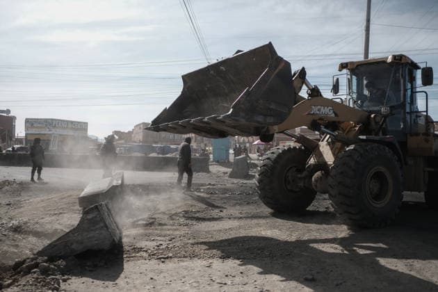 Bolivian president declares state of emergency amid blockade crisis EL ALTO, BOLIVIA - JUNE 20: Police use heavy machinery to remove debris from one of the main highways, after Bolivian President Rodrigo Paz declared a state of emergency following 50 days of blockades, in El Alto, Bolivia, on June 20, 2026. Jorge Mateo Romay Salinas Anadolu La Paz Bolivia. Editorial use only. Please get in touch for any other usage.  Copyright: x2026xAnadoluxJorgexMateoxRomayxSalinasx