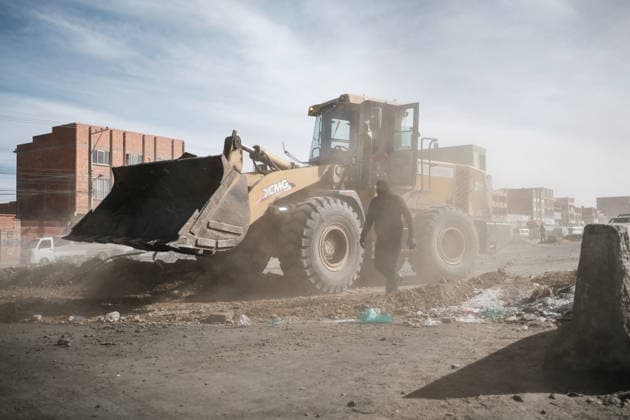 Bolivian president declares state of emergency amid blockade crisis EL ALTO, BOLIVIA - JUNE 20: Police use heavy machinery to remove debris from one of the main highways, after Bolivian President Rodrigo Paz declared a state of emergency following 50 days of blockades, in El Alto, Bolivia, on June 20, 2026. Jorge Mateo Romay Salinas Anadolu La Paz Bolivia. Editorial use only. Please get in touch for any other usage.  Copyright: x2026xAnadoluxJorgexMateoxRomayxSalinasx