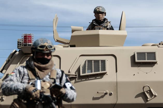 Bolivian president declares state of emergency amid blockade crisis EL ALTO, BOLIVIA - JUNE 20: Two soldiers controling one of the main highways that was unblocked after Bolivian President Rodrigo Paz declared a state of emergency following 50 days of blockades, in El Alto, Bolivia, on June 20, 2026. Jorge Mateo Romay Salinas Anadolu La Paz Bolivia. Editorial use only. Please get in touch for any other usage.  Copyright: x2026xAnadoluxJorgexMateoxRomayxSalinasx