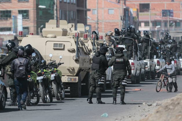Bolivian president declares state of emergency amid blockade crisis EL ALTO, BOLIVIA - JUNE 20: A police and military convoy clears one of the main highways after Bolivian President Rodrigo Paz declared a state of emergency following 50 days of blockades, in El Alto, Bolivia, on June 20, 2026. Jorge Mateo Romay Salinas Anadolu La Paz Bolivia. Editorial use only. Please get in touch for any other usage.  Copyright: x2026xAnadoluxJorgexMateoxRomayxSalinasx