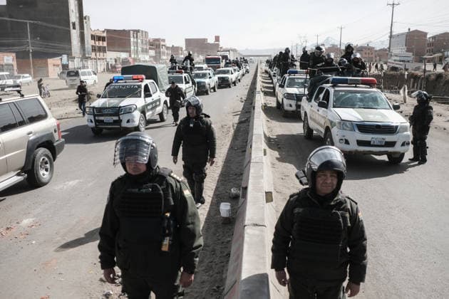 Bolivian president declares state of emergency amid blockade crisis EL ALTO, BOLIVIA - JUNE 20: A police convoy clears one of the main highways after Bolivian President Rodrigo Paz declared a state of emergency following 50 days of blockades, in El Alto, Bolivia, on June 20, 2026. Jorge Mateo Romay Salinas Anadolu La Paz Bolivia. Editorial use only. Please get in touch for any other usage.  Copyright: x2026xAnadoluxJorgexMateoxRomayxSalinasx