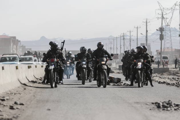 Bolivian president declares state of emergency amid blockade crisis EL ALTO, BOLIVIA - JUNE 20: A police convoy clears one of the main highways after Bolivian President Rodrigo Paz declared a state of emergency following 50 days of blockades, in El Alto, Bolivia, on June 20, 2026. Jorge Mateo Romay Salinas Anadolu La Paz Bolivia. Editorial use only. Please get in touch for any other usage.  Copyright: x2026xAnadoluxJorgexMateoxRomayxSalinasx