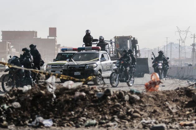 Bolivian president declares state of emergency amid blockade crisis EL ALTO, BOLIVIA - JUNE 20: A police convoy clears one of the main highways after Bolivian President Rodrigo Paz declared a state of emergency following 50 days of blockades, in El Alto, Bolivia, on June 20, 2026. Jorge Mateo Romay Salinas Anadolu La Paz Bolivia. Editorial use only. Please get in touch for any other usage.  Copyright: x2026xAnadoluxJorgexMateoxRomayxSalinasx