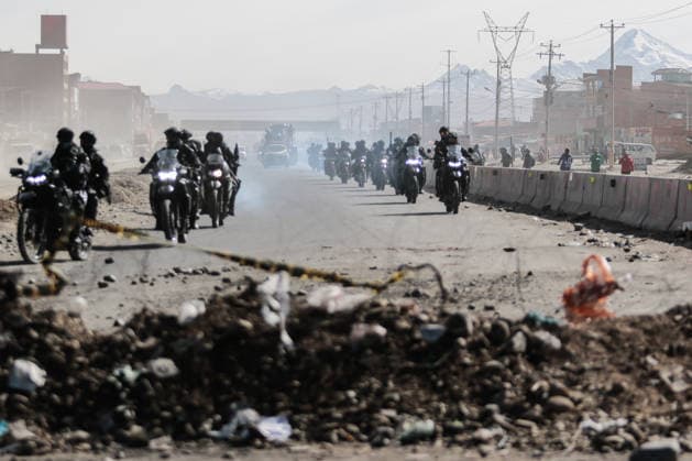 Bolivian president declares state of emergency amid blockade crisis EL ALTO, BOLIVIA - JUNE 20: A police convoy clears one of the main highways after Bolivian President Rodrigo Paz declared a state of emergency following 50 days of blockades, in El Alto, Bolivia, on June 20, 2026. Jorge Mateo Romay Salinas Anadolu La Paz Bolivia. Editorial use only. Please get in touch for any other usage.  Copyright: x2026xAnadoluxJorgexMateoxRomayxSalinasx
