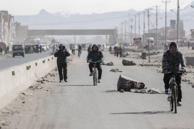 Bolivian president declares state of emergency amid blockade crisis EL ALTO, BOLIVIA - JUNE 20: People on bicycles pass through one of the roadblocks before police clear the roads after Bolivian President Rodrigo Paz declared a state of emergency following 50 days of blockades, in El Alto, Bolivia, on June 20, 2026. Jorge Mateo Romay Salinas Anadolu La Paz Bolivia. Editorial use only. Please get in touch for any other usage.  Copyright: x2026xAnadoluxJorgexMateoxRomayxSalinasx