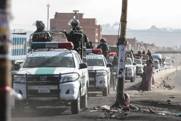 Bolivian president declares state of emergency amid blockade crisis EL ALTO, BOLIVIA - JUNE 20: A police convoy clears one of the main highways after Bolivian President Rodrigo Paz declared a state of emergency following 50 days of blockades, in El Alto, Bolivia, on June 20, 2026. Jorge Mateo Romay Salinas Anadolu La Paz Bolivia. Editorial use only. Please get in touch for any other usage.  Copyright: x2026xAnadoluxJorgexMateoxRomayxSalinasx