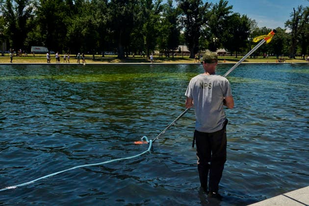 June 20, 2026, Washington Dc, Washington Dc, USA: National Park Service workers attempt to clean rapid algae growth from the Reflecting Pool on the National Mall in Washington D.C. ahead of the Freedom 250 and July 4th celebrations. June 20, 2026 Washington Dc USA - ZUMAg216 20260620_znp_g216_001 Copyright: xDominicxGwinnx