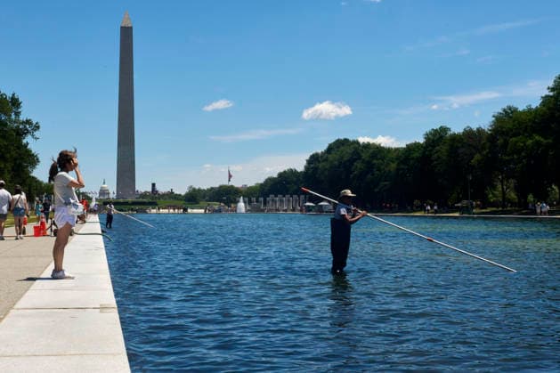 June 20, 2026, Washington Dc, Washington Dc, USA: National Park Service workers attempt to clean rapid algae growth from the Reflecting Pool on the National Mall in Washington D.C. ahead of the Freedom 250 and July 4th celebrations. June 20, 2026 Washington Dc USA - ZUMAg216 20260620_znp_g216_002 Copyright: xDominicxGwinnx