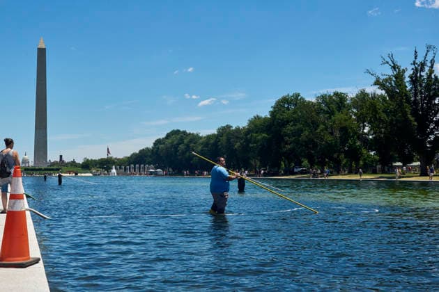 June 20, 2026, Washington Dc, Washington Dc, USA: National Park Service workers attempt to clean rapid algae growth from the Reflecting Pool on the National Mall in Washington D.C. ahead of the Freedom 250 and July 4th celebrations. June 20, 2026 Washington Dc USA - ZUMAg216 20260620_znp_g216_005 Copyright: xDominicxGwinnx