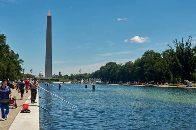 June 20, 2026, Washington Dc, Washington Dc, USA: National Park Service workers attempt to clean rapid algae growth from the Reflecting Pool on the National Mall in Washington D.C. ahead of the Freedom 250 and July 4th celebrations. June 20, 2026 Washington Dc USA - ZUMAg216 20260620_znp_g216_007 Copyright: xDominicxGwinnx