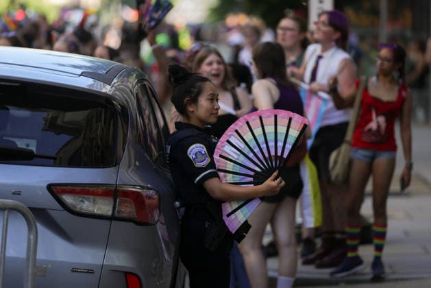 June 20, 2026, Washington, District Of Columbia, USA: A Metropolitan Police Department officer holds a rainbow-colored fan during the 2026 Capital Pride Parade in Washington, D.C. on June 20, 2026. Washington USA - ZUMAd227 20260620_znp_d227_034 Copyright: xBryanxDozierx