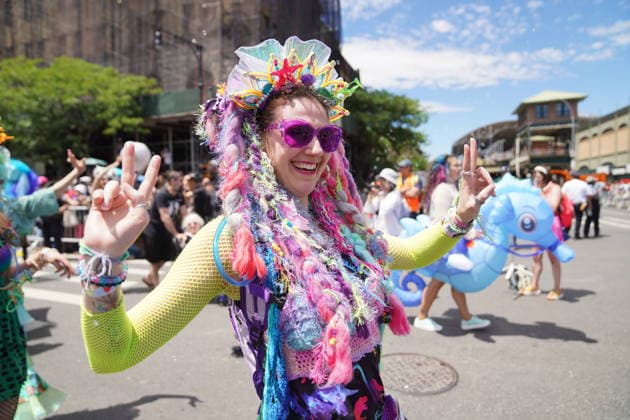 (260621) -- NEW YORK, June 21, 2026 -- People participate in the 2026 Mermaid Parade on the Coney Island in New York, the United States, June 20, 2026. ) U.S.-NEW YORK-MERMAID PARADE ZhangxFengguo 