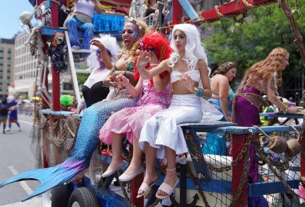 (260621) -- NEW YORK, June 21, 2026 -- People participate in the 2026 Mermaid Parade on the Coney Island in New York, the United States, June 20, 2026. ) U.S.-NEW YORK-MERMAID PARADE ZhangxFengguo 