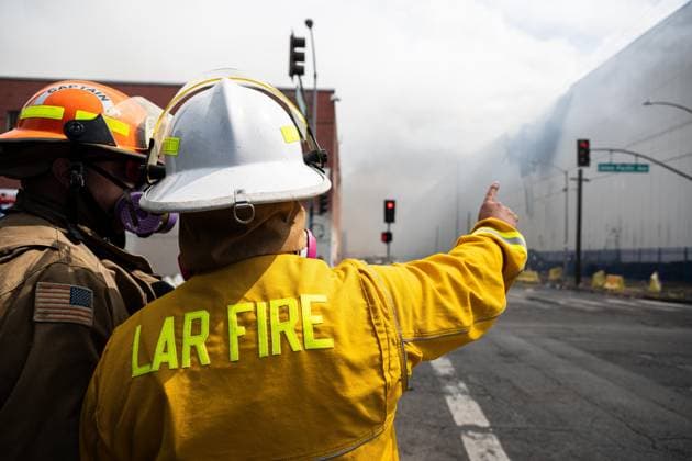 Los Angeles cold storage warehouse fire continues for third day LOS ANGELES, UNITED STATES - JUNE 20: LAFD Firefighters observe the burning Lineage warehouse building in Boyle Heights, Los Angeles, California, United States, on June 20, 2026. The fire broke out on Thursday at the facility in the Boyle Heights neighborhood near downtown Los Angeles and remained active three days later. Footage showed smoke continuing to rise from the warehouse while firefighting operations and safety measures remained in place around the site. Los Angeles officials have declared a local emergency as efforts to extinguish the fire continue. Jon Putman Anadolu California United States. Editorial use only. Please get in touch for any other usage.  Copyright: x2026xAnadoluxJonxPutmanx