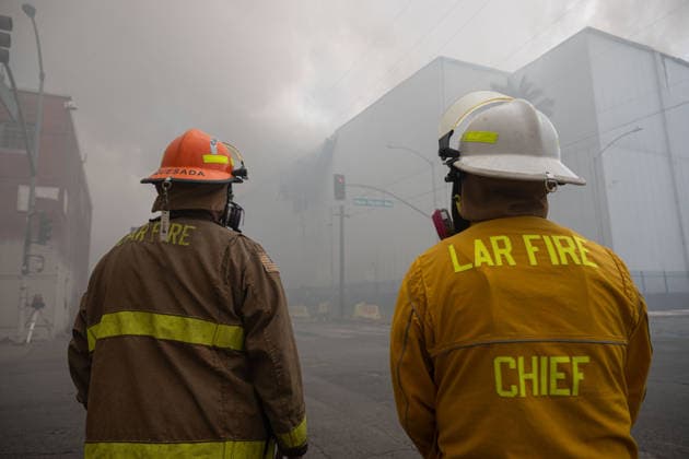 Los Angeles cold storage warehouse fire continues for third day LOS ANGELES, UNITED STATES - JUNE 20: LAFD Firefighters observe the burning Lineage warehouse building in Boyle Heights, Los Angeles, California, United States, on June 20, 2026. The fire broke out on Thursday at the facility in the Boyle Heights neighborhood near downtown Los Angeles and remained active three days later. Footage showed smoke continuing to rise from the warehouse while firefighting operations and safety measures remained in place around the site. Los Angeles officials have declared a local emergency as efforts to extinguish the fire continue. Jon Putman Anadolu California United States. Editorial use only. Please get in touch for any other usage.  Copyright: x2026xAnadoluxJonxPutmanx