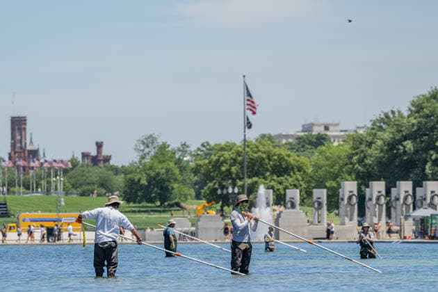 June 20, 2026, Washington, District Of Columbia, United States: Workers remove algae from the Lincoln Memorial Reflecting Pool in Washington, D.C., as crews continue maintenance and water quality efforts at the iconic National Mall landmark. Washington United States - ZUMAk206 20260620_znp_k206_004 Copyright: xMattxKaminskyx