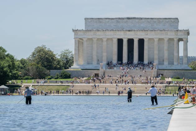 June 20, 2026, Washington, District Of Columbia, United States: Workers remove algae from the Lincoln Memorial Reflecting Pool in Washington, D.C., as crews continue maintenance and water quality efforts at the iconic National Mall landmark. Washington United States - ZUMAk206 20260620_znp_k206_007 Copyright: xMattxKaminskyx