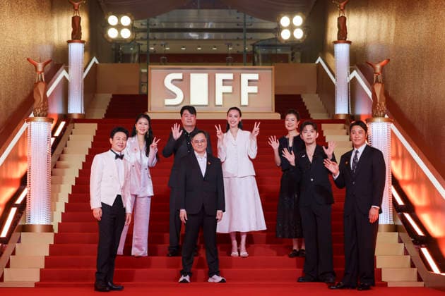 SHANGHAI, CHINA - JUNE 20: Actor Zhang Songwen and actress Isabella Leong arrive at the red carpet of the closing ceremony for the 28th Shanghai International Film Festival on June 20, 2026 in Shanghai, China.  Copyright: xVCGx 111649394385