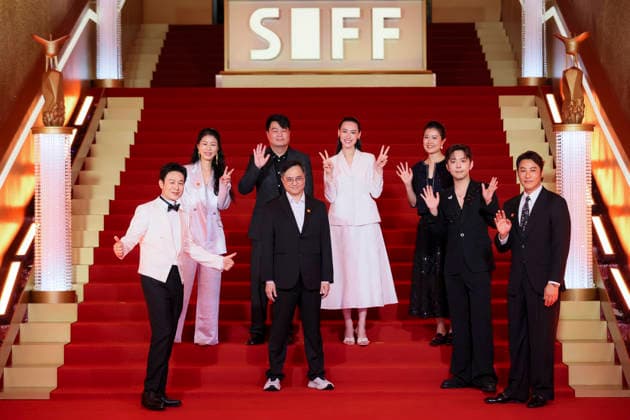 SHANGHAI, CHINA - JUNE 20: Actor Zhang Songwen and actress Isabella Leong arrive at the red carpet of the closing ceremony for the 28th Shanghai International Film Festival on June 20, 2026 in Shanghai, China.  Copyright: xVCGx 111649394335