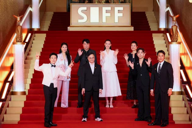 SHANGHAI, CHINA - JUNE 20: Actor Zhang Songwen and actress Isabella Leong arrive at the red carpet of the closing ceremony for the 28th Shanghai International Film Festival on June 20, 2026 in Shanghai, China.  Copyright: xVCGx 111649394334