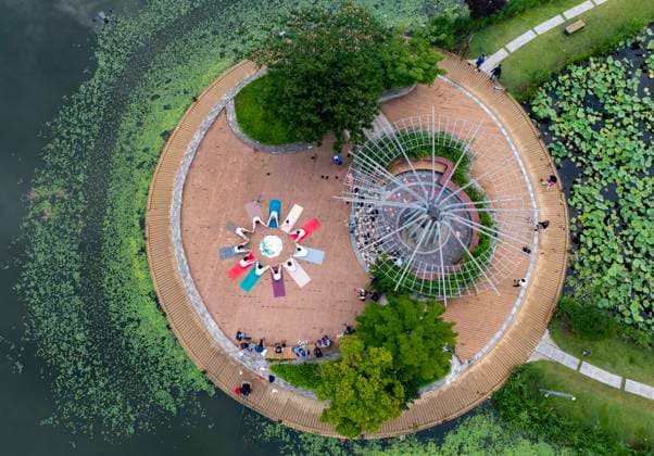 International Day Of Yoga TAIZHOU, CHINA - JUNE 21, 2026 - Yoga enthusiasts are practicing yoga by the Tiande Lake in Taizhou City, Jiangsu Province, China on June 21, 2026. Taizhou Jiangsu China  Copyright: xCFOTOx i1782035449663