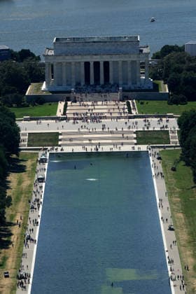 WASHINGTON, D.C. - JUNE 20: Workers clean the Lincoln Memorial Reflecting Pool as algae has bloomed in the pool after the $14 Million Dollar renovation on June 20, 2026 in Washington D.C. Copyright: xmpi34x