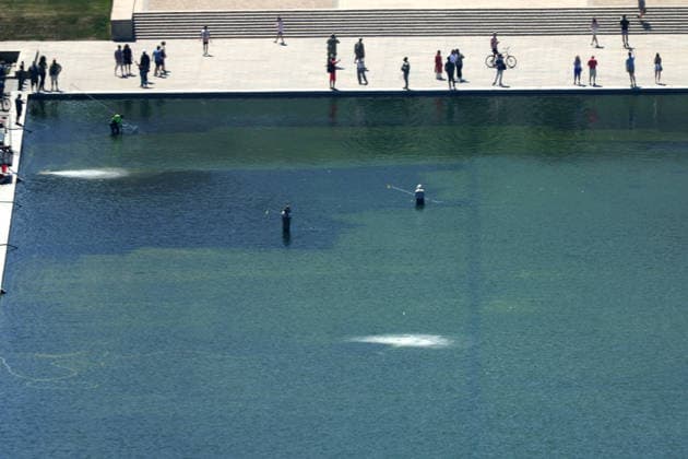 WASHINGTON, D.C. - JUNE 20: Workers clean the Lincoln Memorial Reflecting Pool as algae has bloomed in the pool after the $14 Million Dollar renovation on June 20, 2026 in Washington D.C. Copyright: xmpi34x