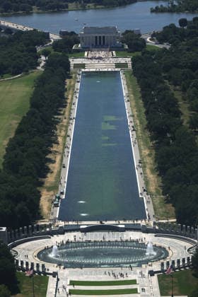WASHINGTON, D.C. - JUNE 20: Workers clean the Lincoln Memorial Reflecting Pool as algae has bloomed in the pool after the $14 Million Dollar renovation on June 20, 2026 in Washington D.C. Copyright: xmpi34x
