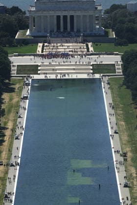 WASHINGTON, D.C. - JUNE 20: Workers clean the Lincoln Memorial Reflecting Pool as algae has bloomed in the pool after the $14 Million Dollar renovation on June 20, 2026 in Washington D.C. Copyright: xmpi34x
