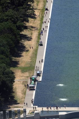 WASHINGTON, D.C. - JUNE 20: Workers clean the Lincoln Memorial Reflecting Pool as algae has bloomed in the pool after the $14 Million Dollar renovation on June 20, 2026 in Washington D.C. Copyright: xmpi34x