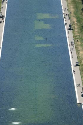 WASHINGTON, D.C. - JUNE 20: Workers clean the Lincoln Memorial Reflecting Pool as algae has bloomed in the pool after the $14 Million Dollar renovation on June 20, 2026 in Washington D.C. Copyright: xmpi34x