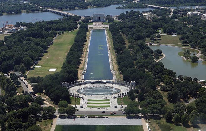 WASHINGTON, D.C. - JUNE 20: Workers clean the Lincoln Memorial Reflecting Pool as algae has bloomed in the pool after the $14 Million Dollar renovation on June 20, 2026 in Washington D.C. Copyright: xmpi34x