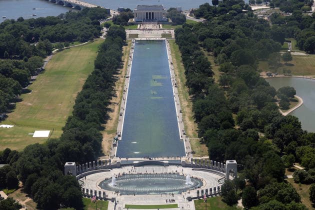 WASHINGTON, D.C. - JUNE 20: Workers clean the Lincoln Memorial Reflecting Pool as algae has bloomed in the pool after the $14 Million Dollar renovation on June 20, 2026 in Washington D.C. Copyright: xmpi34x
